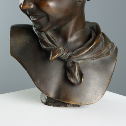 Busto de bronce de un niño