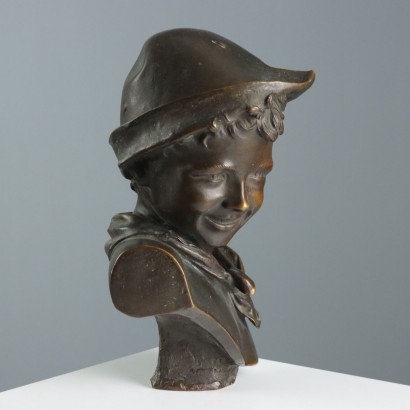 Busto de bronce de un niño