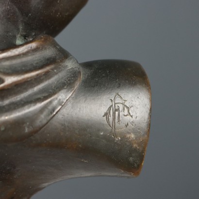 Busto de bronce de un niño