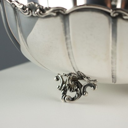 Cuenco de plata con bordes en forma de bolsa