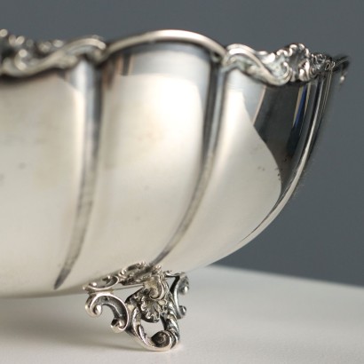 Cuenco de plata con bordes en forma de bolsa