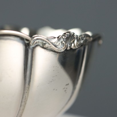 Cuenco de plata con bordes en forma de bolsa