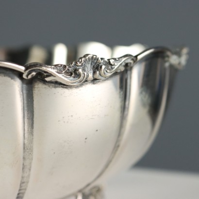 Cuenco de plata con bordes en forma de bolsa