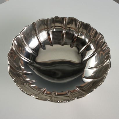 Cuenco de plata con bordes en forma de bolsa
