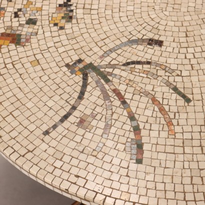 TABLE AVEC PLATEAU EN MOSAÏQUE, Table ronde avec plateau en mosaïque