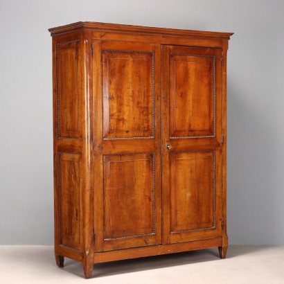 Kleiderschrank aus Walnussholz