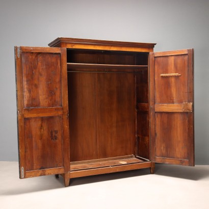 Kleiderschrank, Kleiderschrank aus Walnussholz