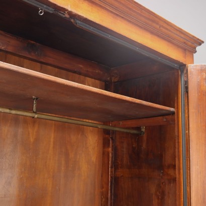 Kleiderschrank, Kleiderschrank aus Walnussholz