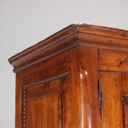 Kleiderschrank, Kleiderschrank aus Walnussholz