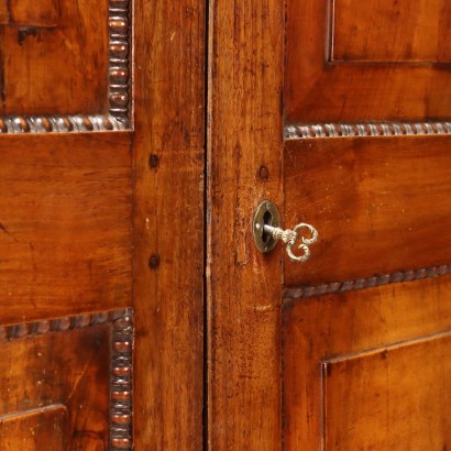 Kleiderschrank, Kleiderschrank aus Walnussholz