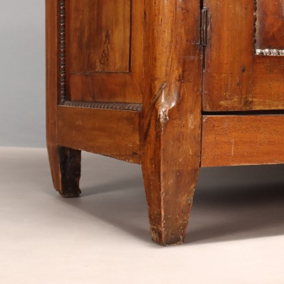 Kleiderschrank, Kleiderschrank aus Walnussholz