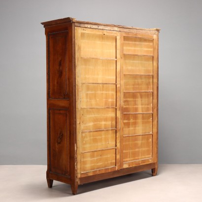 Kleiderschrank, Kleiderschrank aus Walnussholz