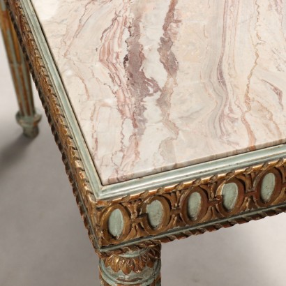 COUCHTISCH, Couchtisch im neoklassizistischen Stil