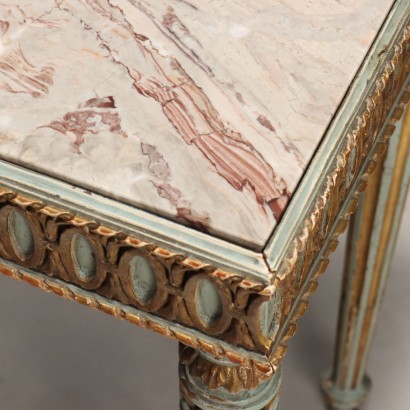 COUCHTISCH, Couchtisch im neoklassizistischen Stil