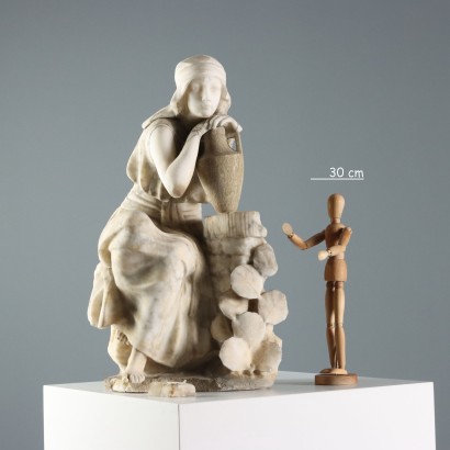 Junge Frau an der Brunnenskulptur im Meer