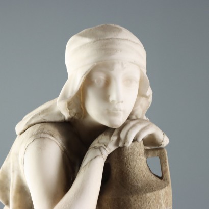 Junge Frau an der Brunnenskulptur im Meer