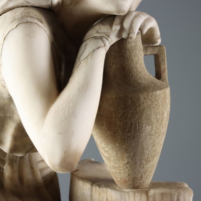 Junge Frau an der Brunnenskulptur im Meer