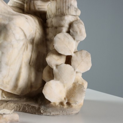 Junge Frau an der Brunnenskulptur im Meer
