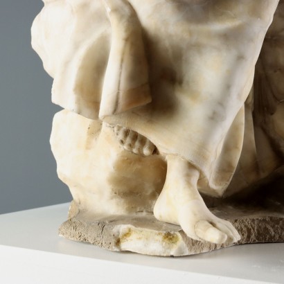 Junge Frau an der Brunnenskulptur im Meer