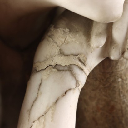 Junge Frau an der Brunnenskulptur im Meer