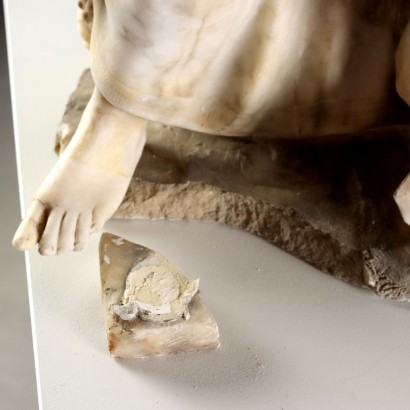Junge Frau an der Brunnenskulptur im Meer