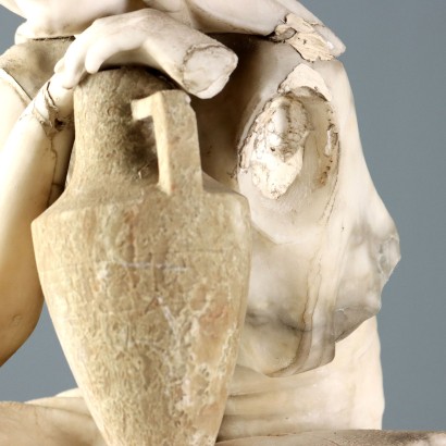 Junge Frau an der Brunnenskulptur im Meer