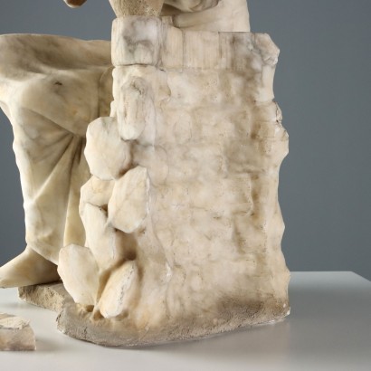Junge Frau an der Brunnenskulptur im Meer