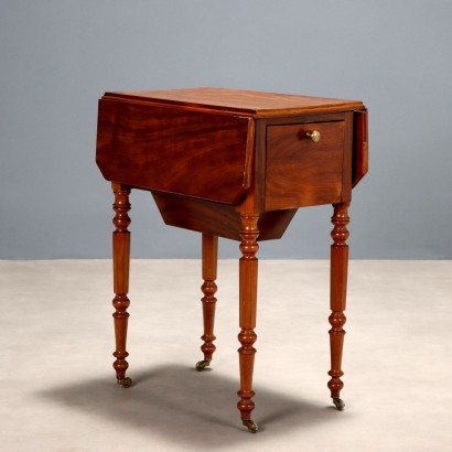 Mesa auxiliar de caoba