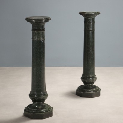 Par de columnas serpentinas de mármol