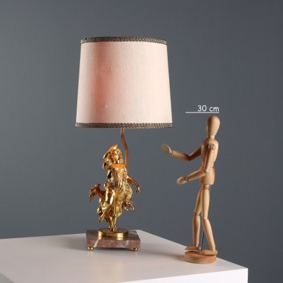 Goldene Lampe aus Metall und Marmor