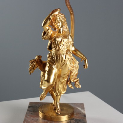 Goldene Lampe aus Metall und Marmor