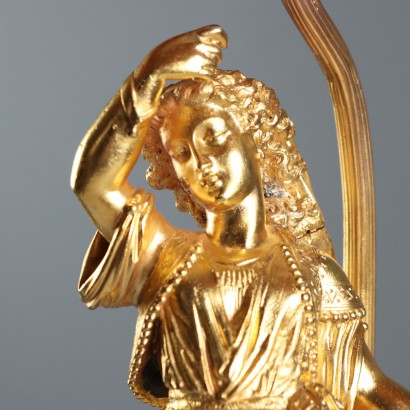 Goldene Lampe aus Metall und Marmor