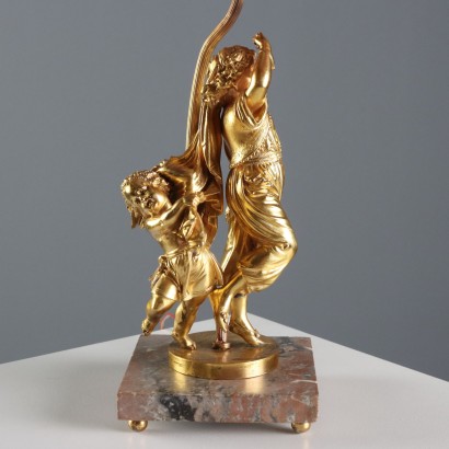 Goldene Lampe aus Metall und Marmor