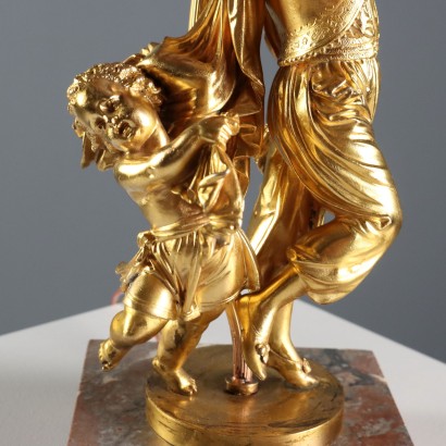Goldene Lampe aus Metall und Marmor