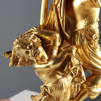 Goldene Lampe aus Metall und Marmor