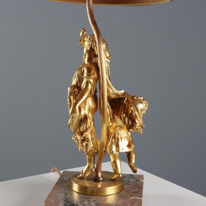 Goldene Lampe aus Metall und Marmor