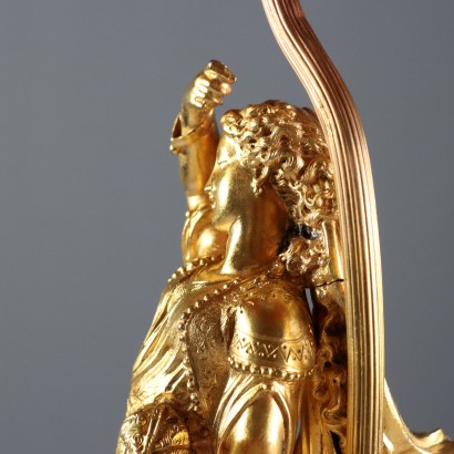 Goldene Lampe aus Metall und Marmor