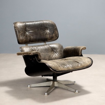 Poltrona tipo Lounge Chair di Charles Eames