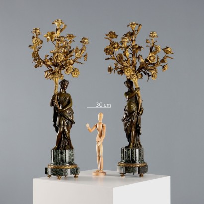 Par de candelabros de bronce y mármol