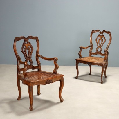 Par de sillones diferentes de estilo barroco.