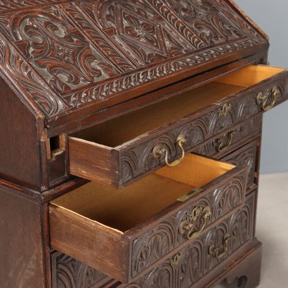 Drop-leaf desk, Drop-leaf desk in walnut stained oak