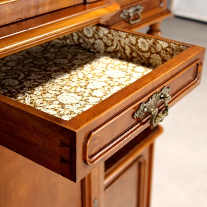 Vitrine, Sideboard Umbertino in Nussbaum