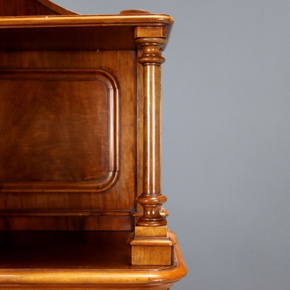 Vitrine, Sideboard Umbertino in Nussbaum