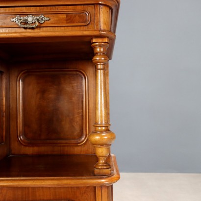 Vitrine, Sideboard Umbertino in Nussbaum