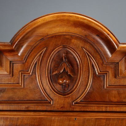Vitrine, Sideboard Umbertino in Nussbaum