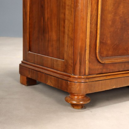 Vitrine, Sideboard Umbertino in Nussbaum