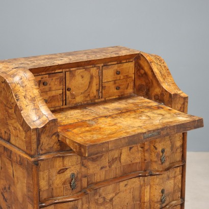 Klappschreibtisch, Klappschreibtisch im Walnussfurnier-Stil