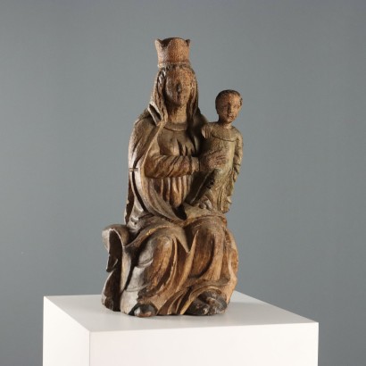 Estatua de madera de la Virgen con el Niño