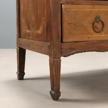 Neoclassical chest of drawers