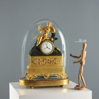 Antike Tischuhr in einem Holz- und Glasgehäuse aus dem 19. Jahrhundert_1330502 Tischuhr in Vitrine